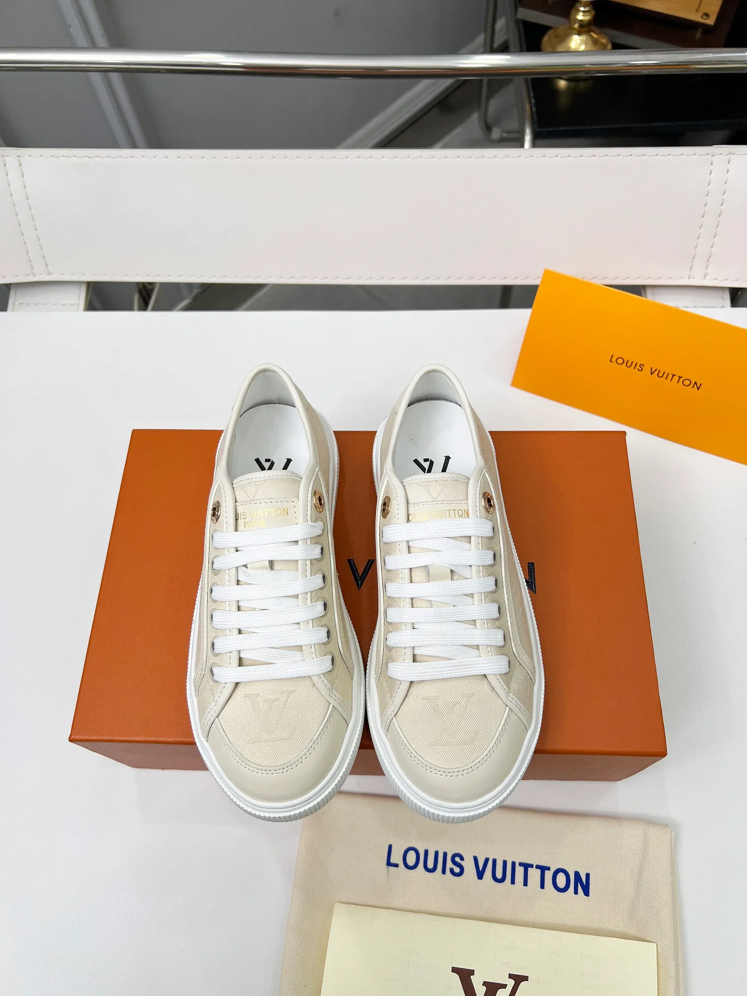 👟👟Ex-factory price 440👟👟 New arrival🆕 The hottest early spring model is coming. LV Lagoon sneakers are made of Monogram denim, injecting a retro flavor into the classic design. Leather trimmings pop out with the Louis Vuitton logo, while stenciled eyelets, trim and laces add to the refined details, and a rubber outsole embellished with Monogram flowers completes the look. Code number: 35~41, multiple colors available! Oil edges + TPU outsole + drawer box packaging